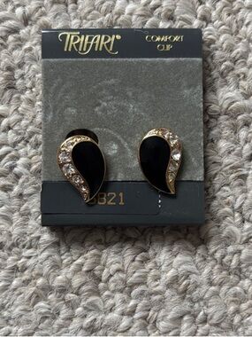 Trifari Black and Gold Teardrop Crystal Clip Earrings